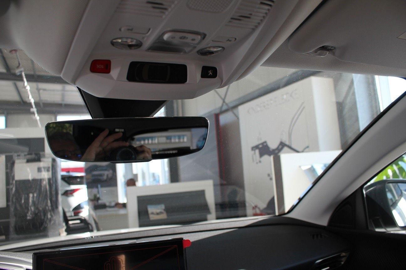 Fahrzeugabbildung Peugeot 3008 HYBRID 225 ALLURE