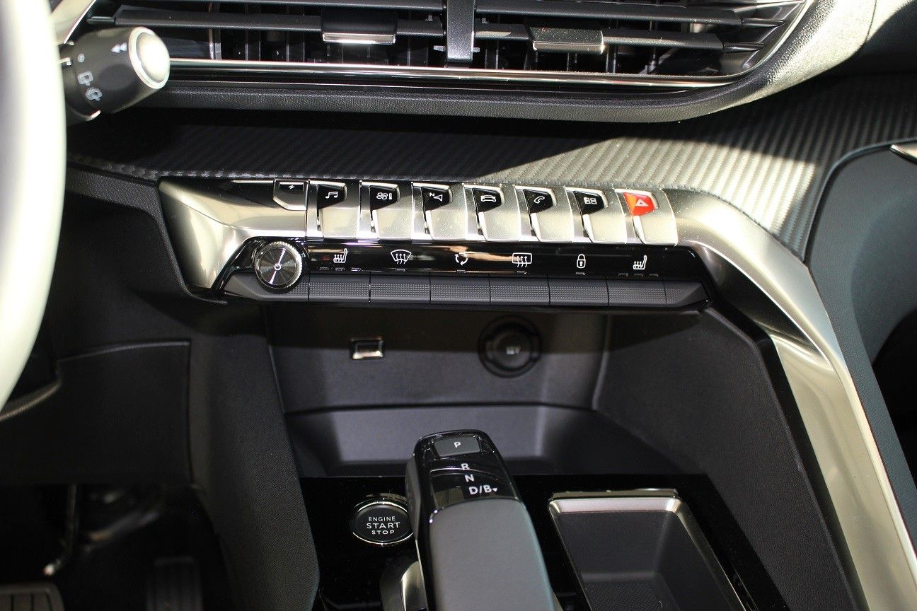 Fahrzeugabbildung Peugeot 3008 HYBRID 225 ALLURE