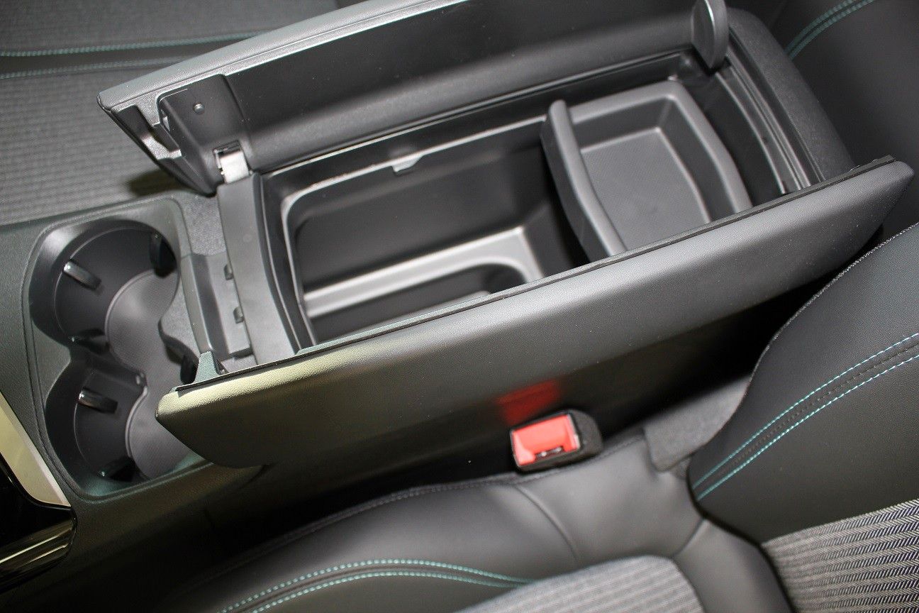 Fahrzeugabbildung Peugeot 3008 HYBRID 225 ALLURE