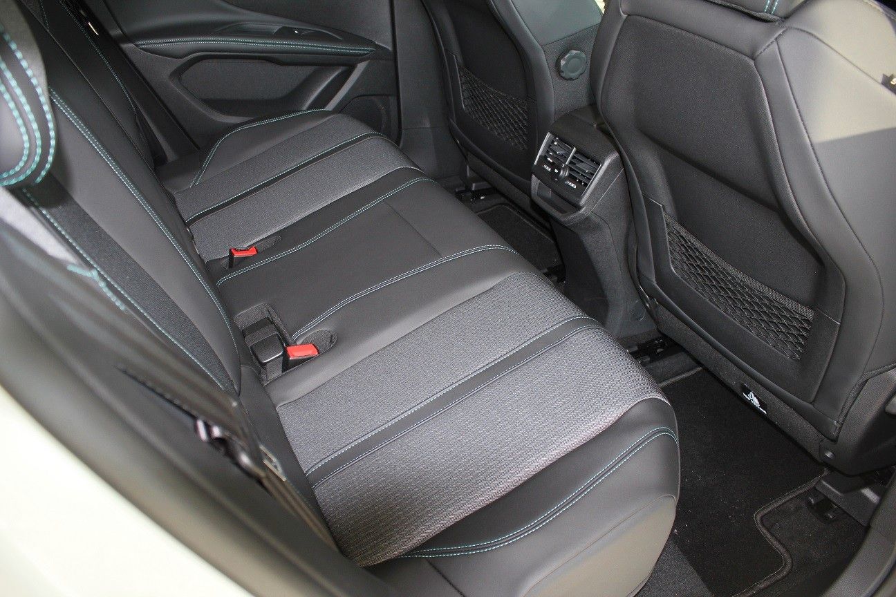 Fahrzeugabbildung Peugeot 3008 HYBRID 225 ALLURE