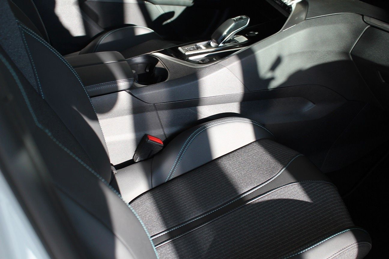Fahrzeugabbildung Peugeot 3008 HYBRID 225 ALLURE