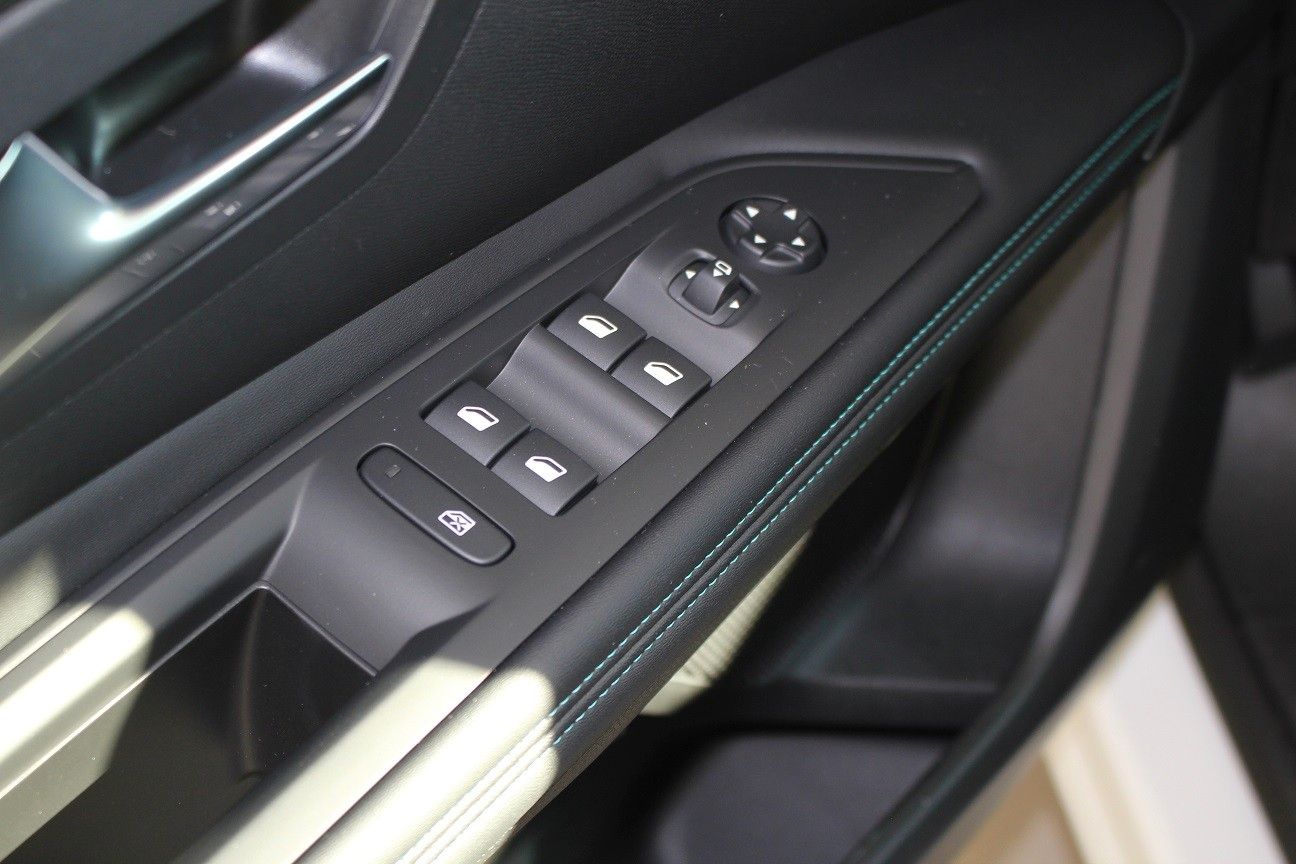 Fahrzeugabbildung Peugeot 3008 HYBRID 225 ALLURE