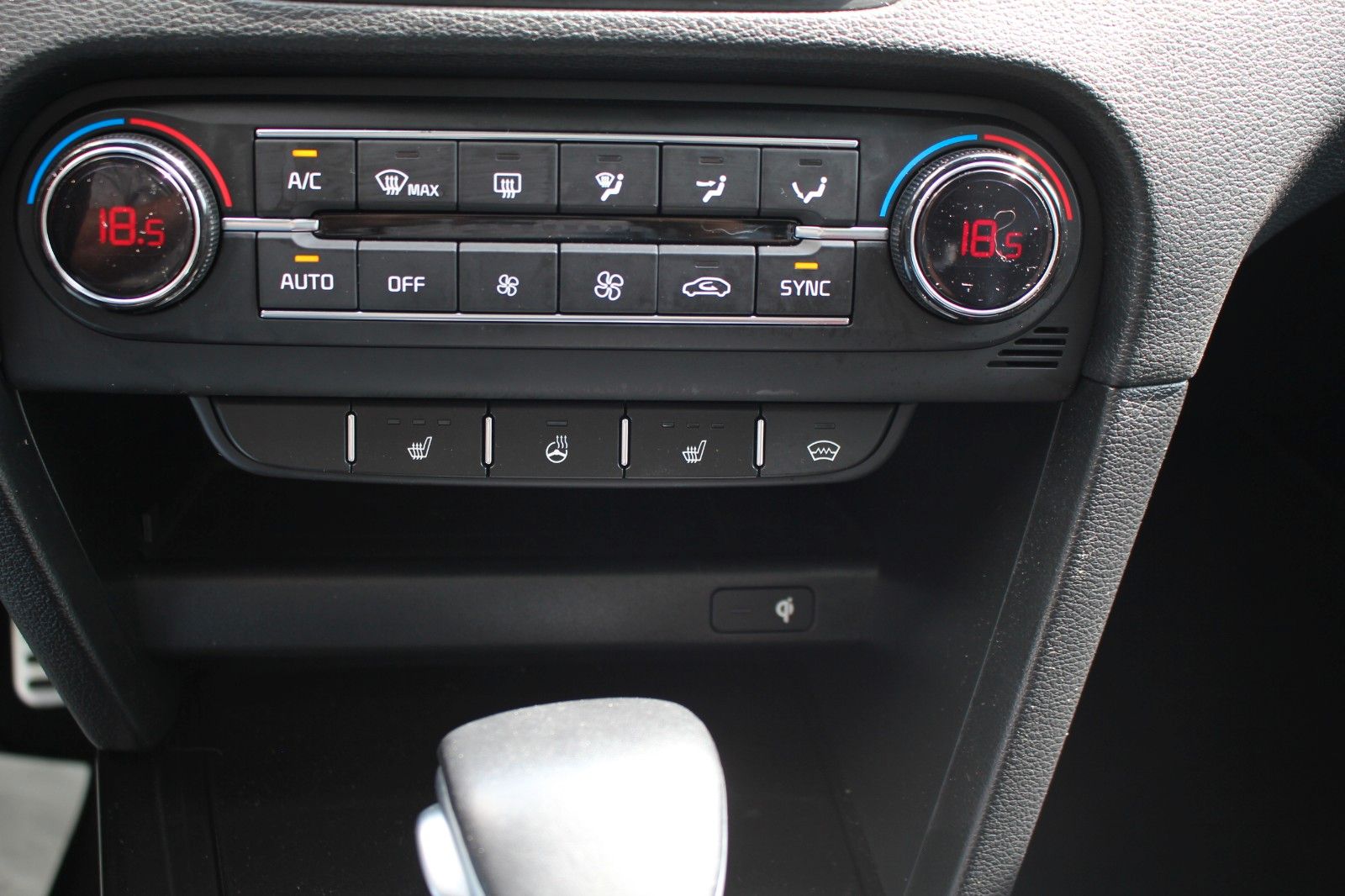 Fahrzeugabbildung Kia PROCEED GT  GLASDACH NAVIGATION + KOMFORT PAKET