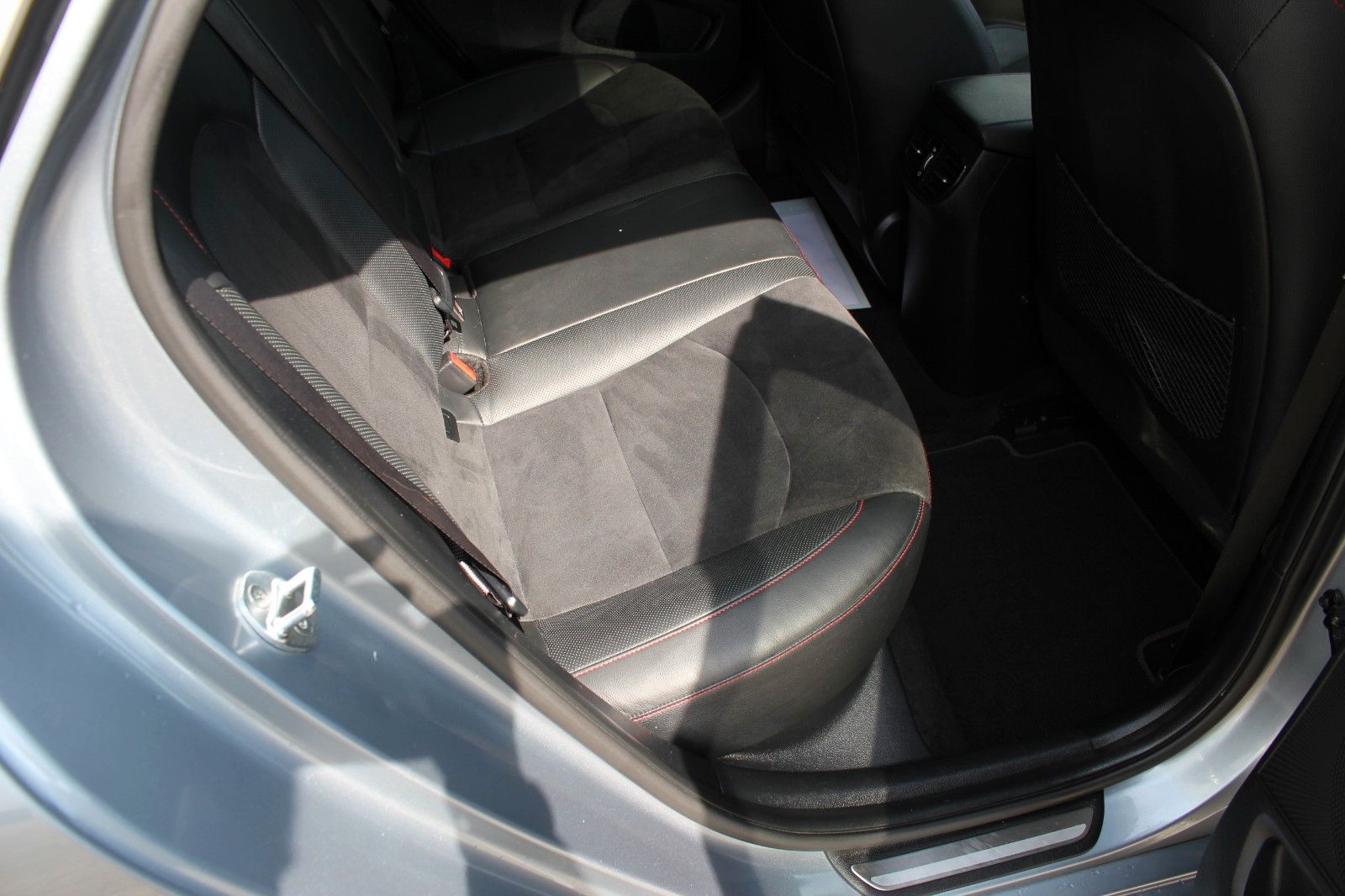 Fahrzeugabbildung Kia PROCEED GT  GLASDACH NAVIGATION + KOMFORT PAKET