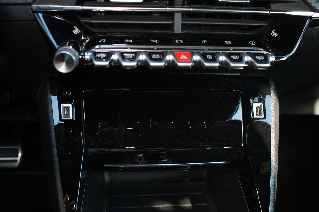 Fahrzeugabbildung Peugeot 2008 e- GT