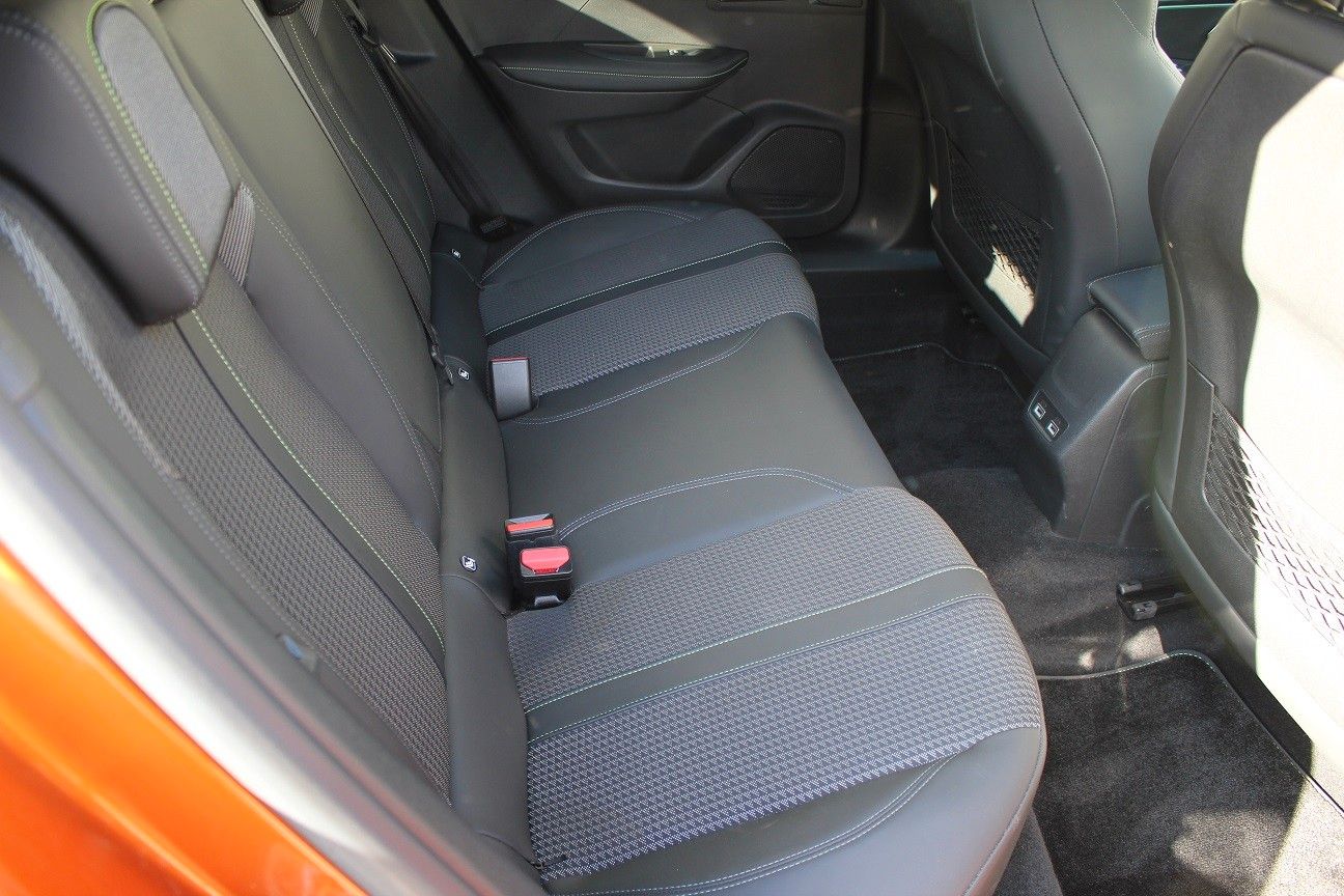 Fahrzeugabbildung Peugeot 2008 e- GT