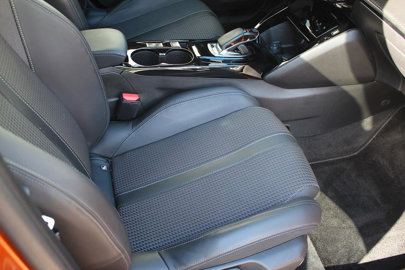 Fahrzeugabbildung Peugeot 2008 e- GT