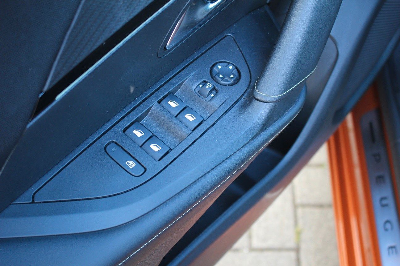 Fahrzeugabbildung Peugeot 2008 e- GT