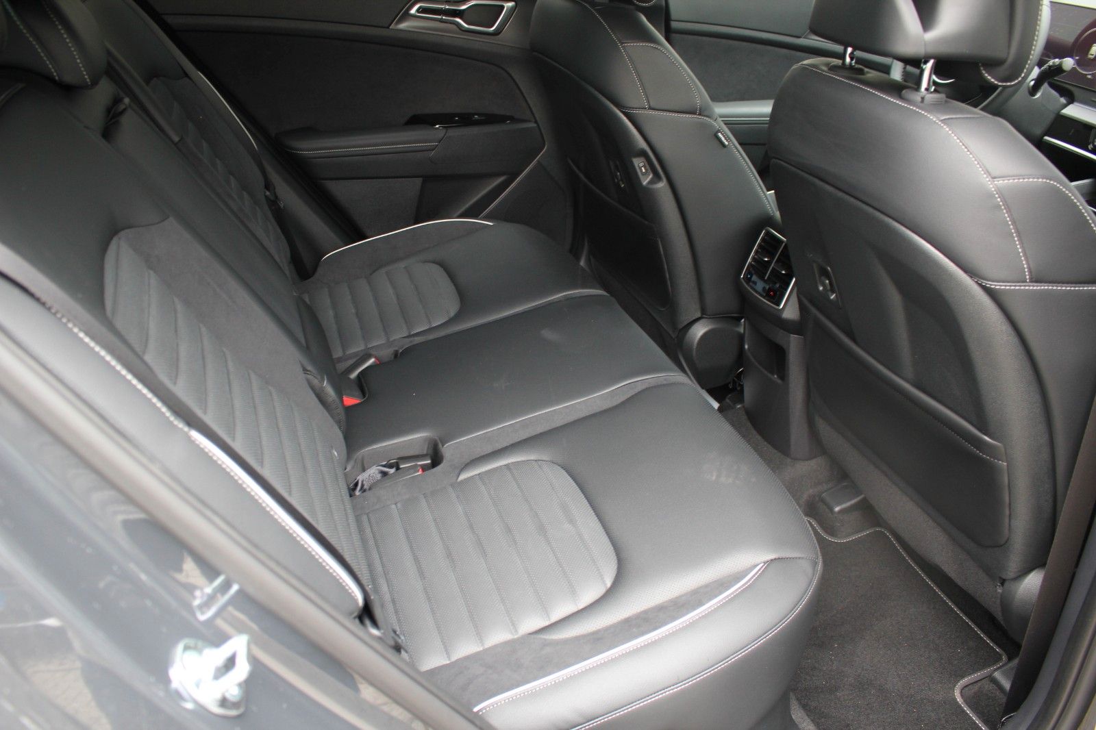 Fahrzeugabbildung Kia SPORTAGE GT LINE HYBRID 215PS