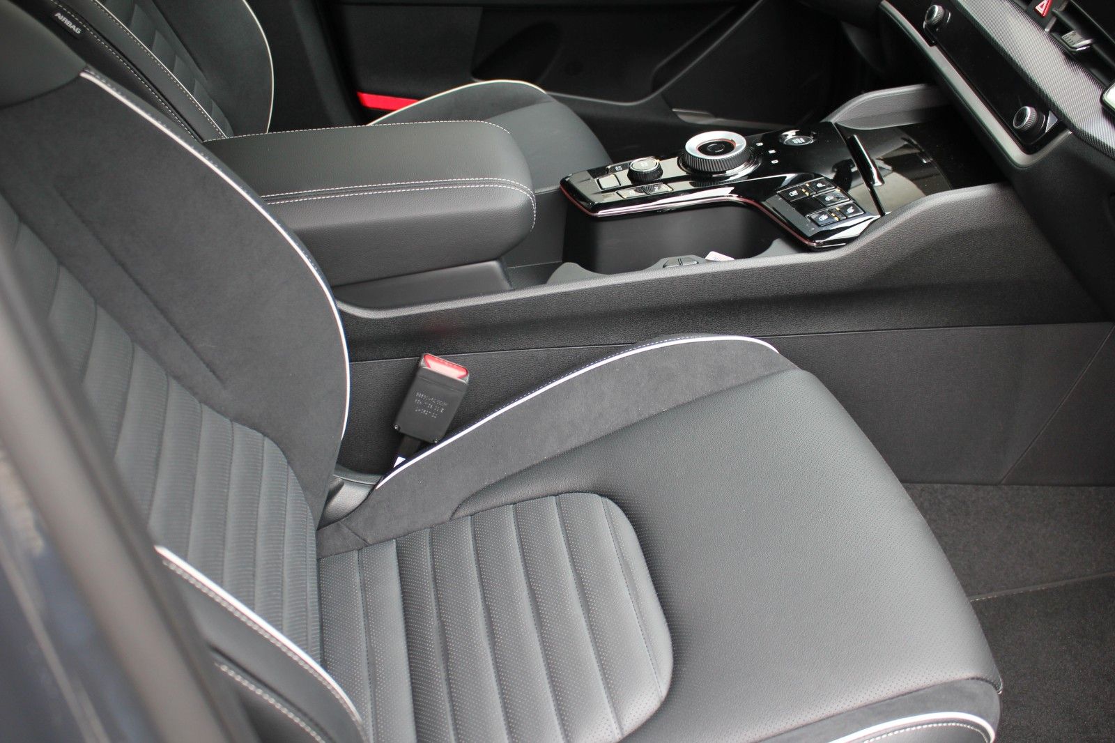 Fahrzeugabbildung Kia SPORTAGE GT LINE HYBRID 215PS