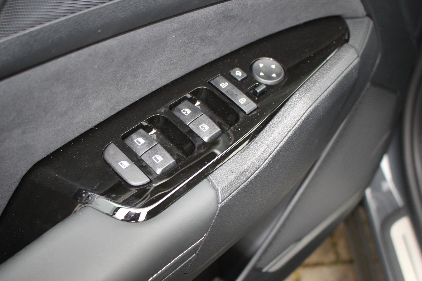 Fahrzeugabbildung Kia SPORTAGE GT LINE HYBRID 215PS