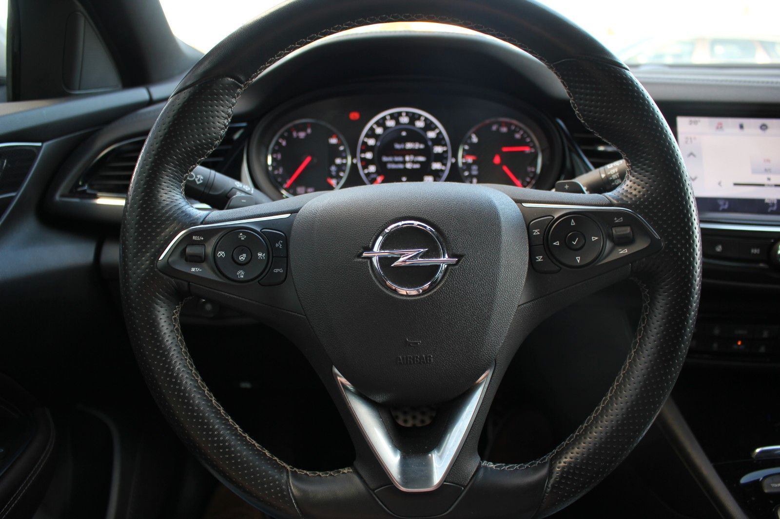 Fahrzeugabbildung Opel INSIGNIA B SPORTS TOURER GSi 4x4