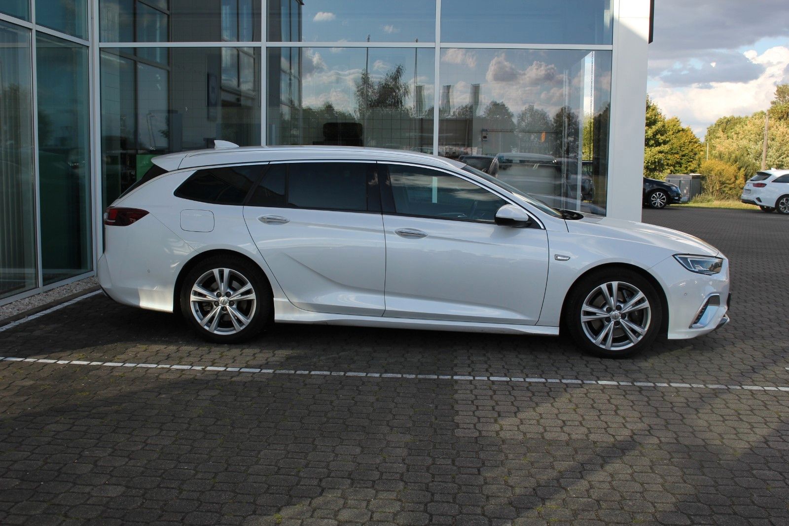 Fahrzeugabbildung Opel INSIGNIA B SPORTS TOURER GSi 4x4