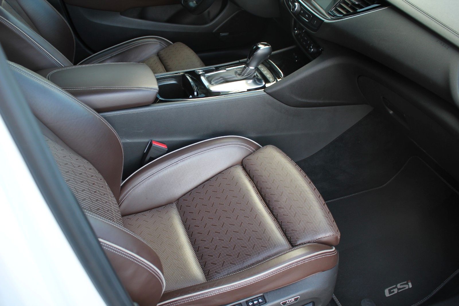 Fahrzeugabbildung Opel INSIGNIA B SPORTS TOURER GSi 4x4