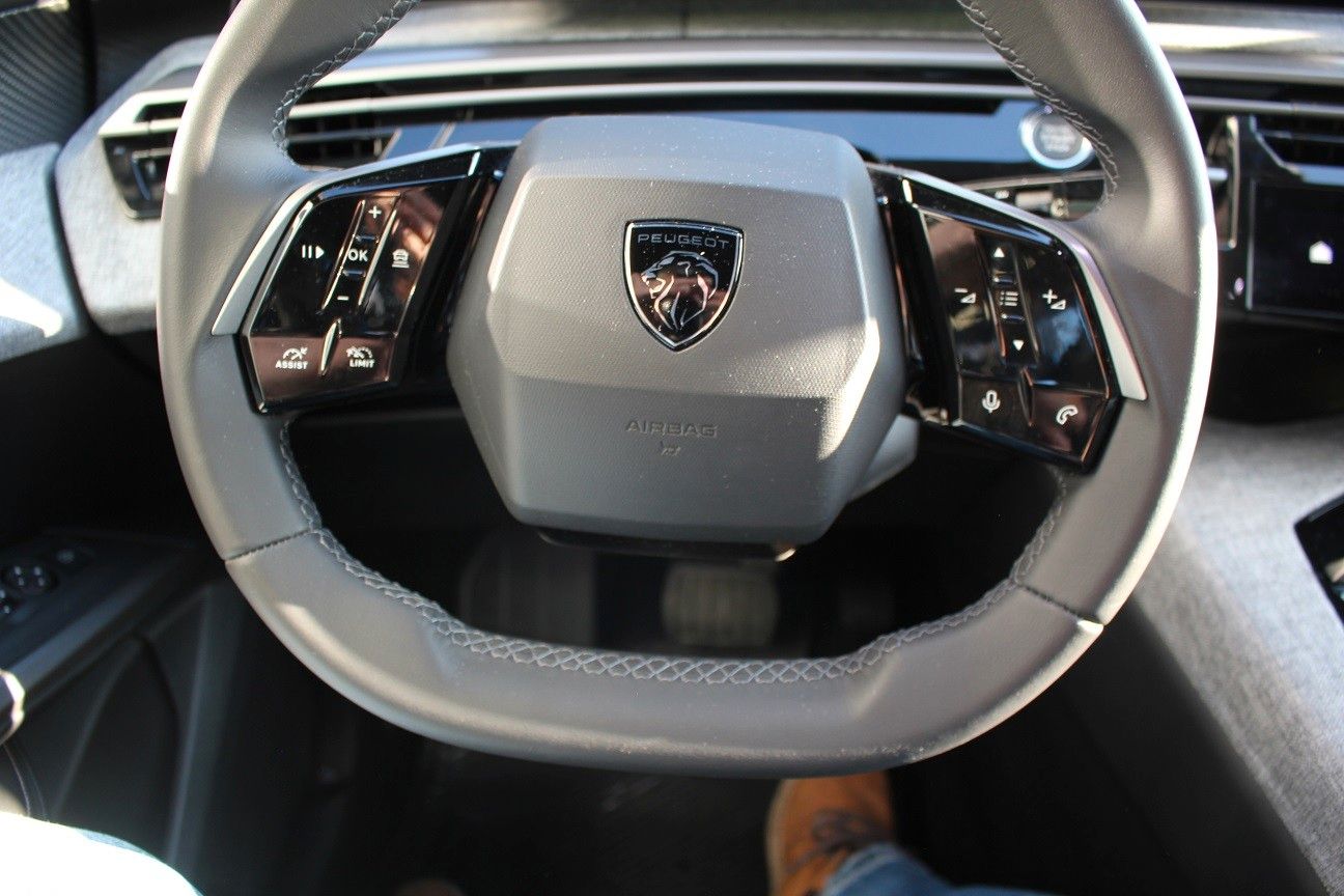 Fahrzeugabbildung Peugeot 3008 Hybrid 136 Allure