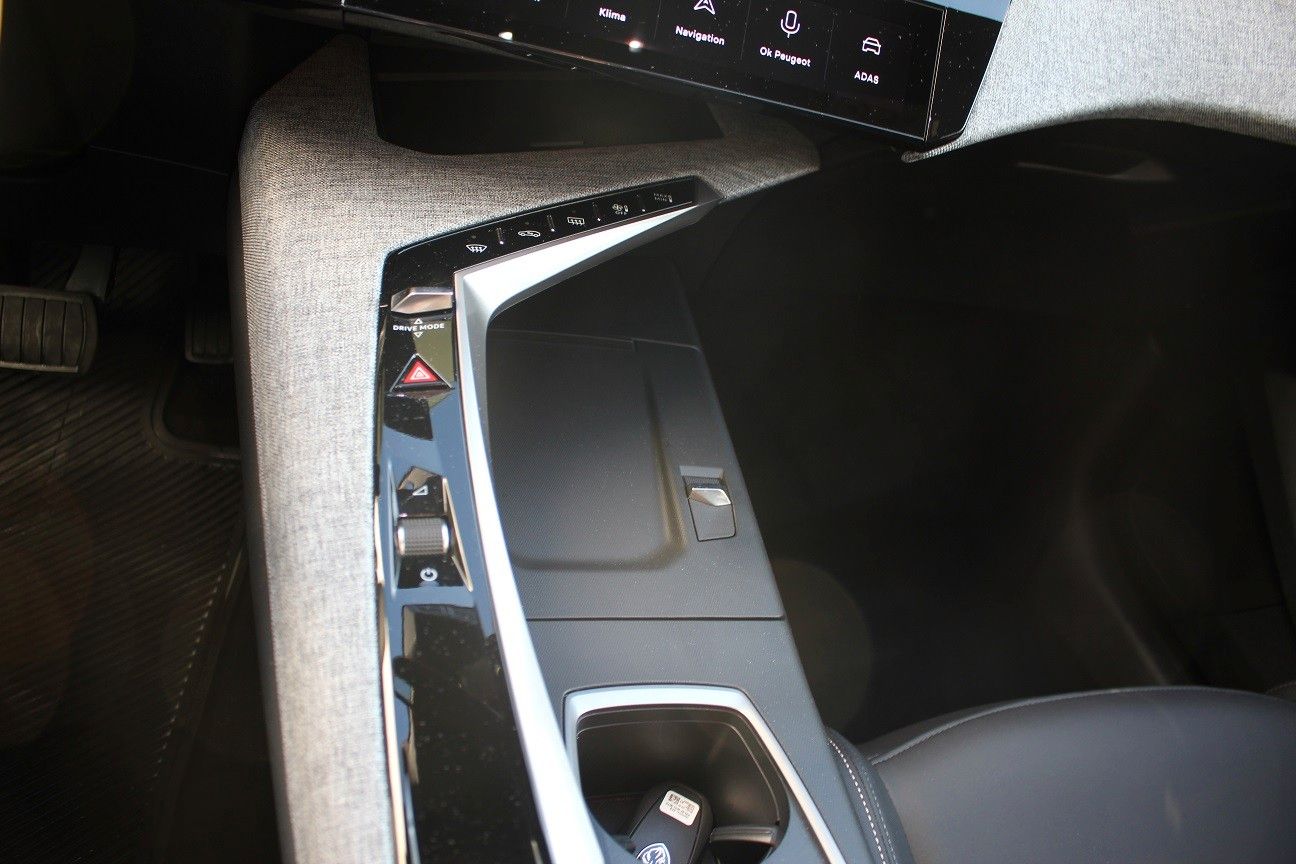 Fahrzeugabbildung Peugeot 3008 Hybrid 136 Allure