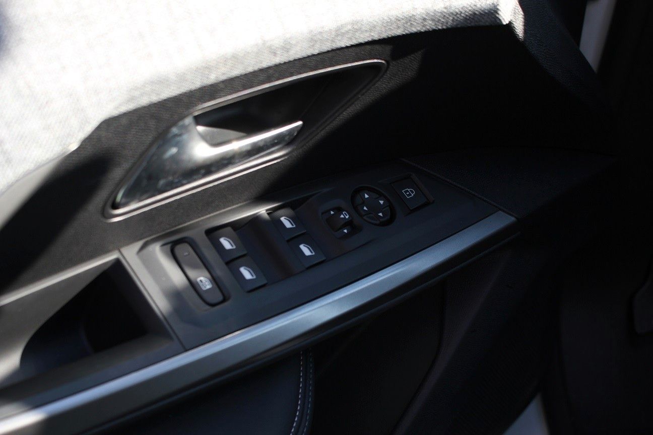 Fahrzeugabbildung Peugeot 3008 Hybrid 136 Allure