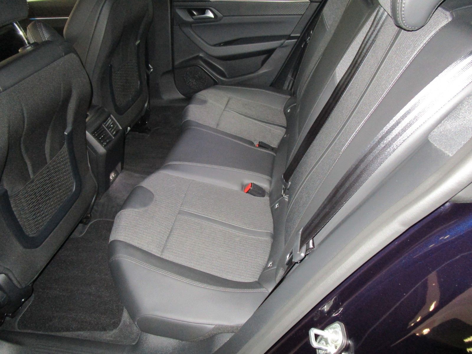 Fahrzeugabbildung Peugeot 508 SW Hybrid 225 Allure Pack / MB-Design