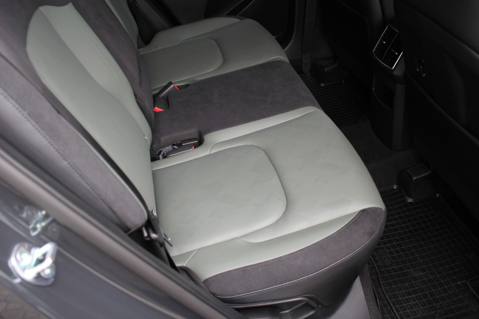 Fahrzeugabbildung Kia SPORTAGE NIGHTLINE EDITION DCT GLASDACH