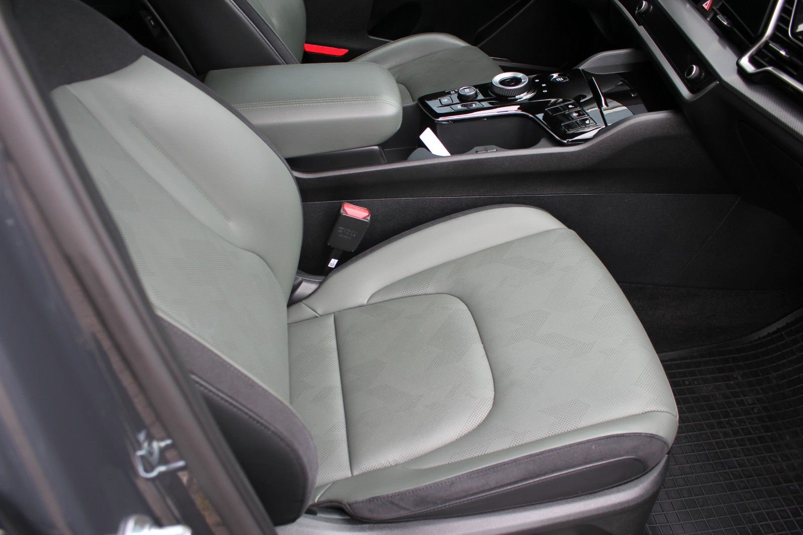 Fahrzeugabbildung Kia SPORTAGE NIGHTLINE EDITION DCT GLASDACH